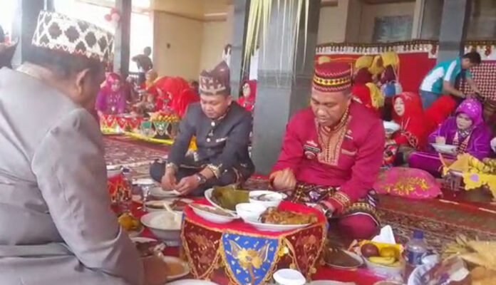 Ilustrasi acara Mekhaggoh, Tradisi Lampung Pesisir yang Bergeser oleh Zaman, acara ini adalah makan bersama yang di bawa oleh sanak saudara untuk dihidangkan pada acara puncak pernikahan Ilustrasi acara Mekhaggoh, Tradisi Lampung Pesisir yang Bergeser oleh Zaman, acara ini adalah makan bersama yang di bawa oleh sanak saudara untuk dihidangkan pada acara puncak pernikahan